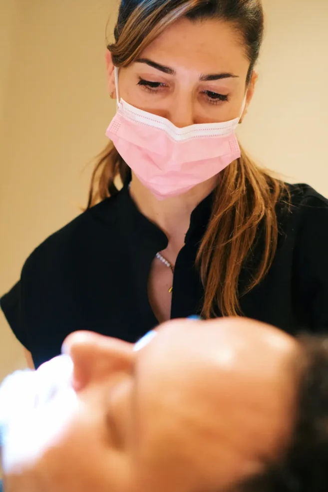 Dra Marta Domingo performing a personalised periodontal assessment at COSMOGLOW in Barcelona
