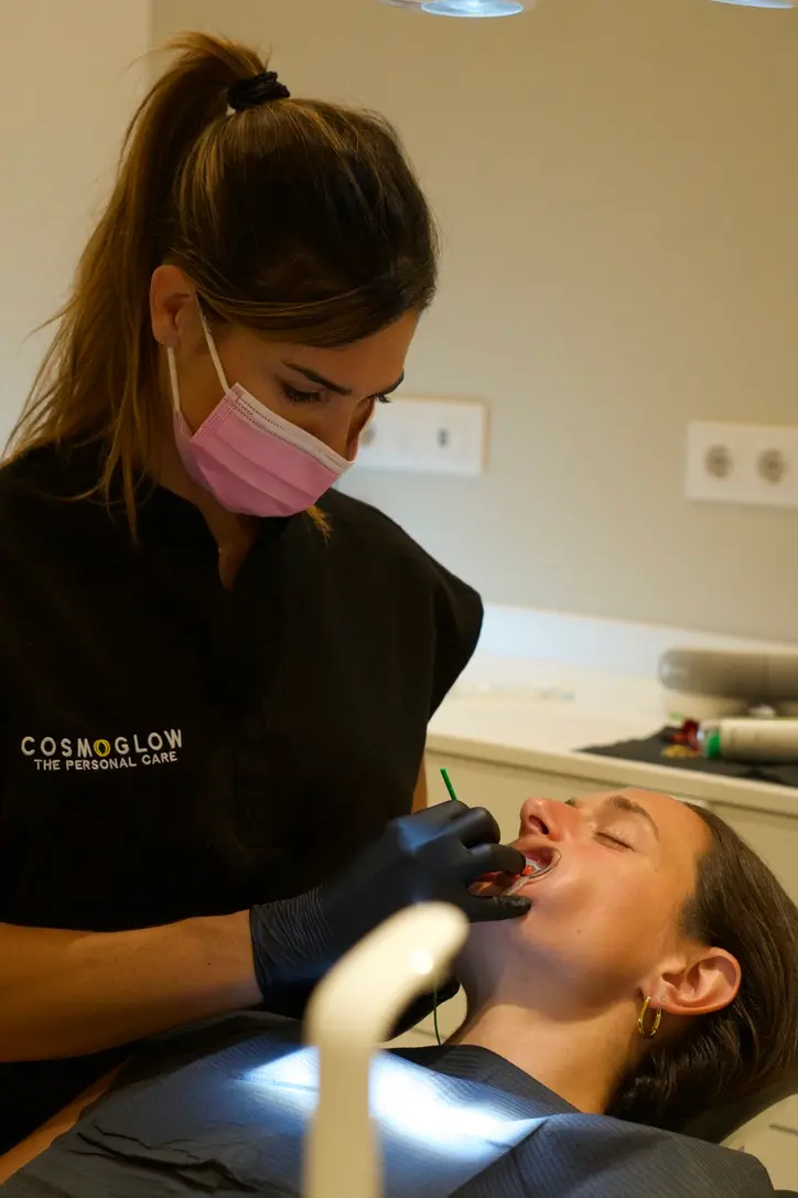 Professional teeth whitening assessment at COSMOGLOW in Barcelona