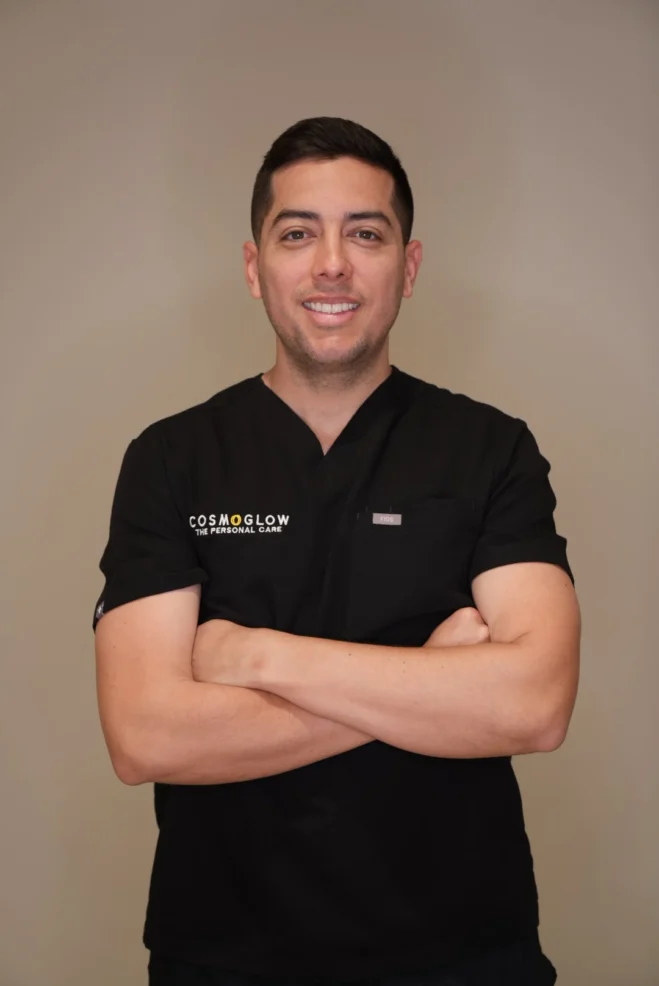Retrato del Dr. César Martínez, odontólogo especializado en prostodoncia y restauraciones con implantes en COSMOGLOW