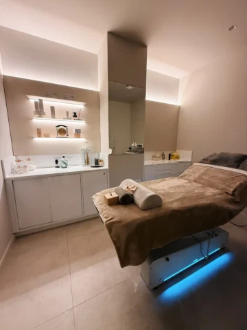 Cabina de tratamientos corporales premium en COSMOGLOW, en el Eixample de Barcelona