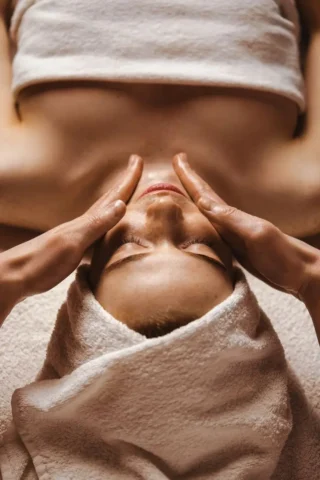 tratamiento-facial-relajante-en-cosmoglow-barcelona
